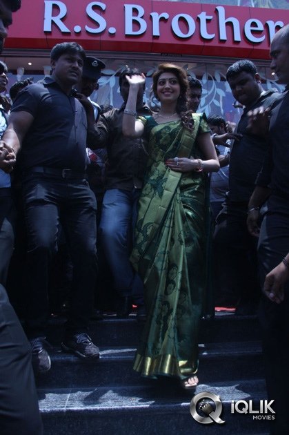 Pranitha-Launches-RS-Brothers-Showroom